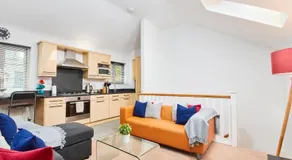 Boutique Bath Apartment Free Parking - Image 5
