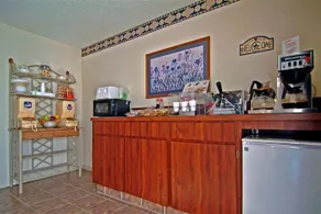 Americas Best Value Inn Cisco - Image 5