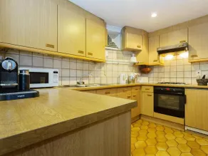 Veeve  2 Bed Flat Iverna Gardens Kensington - Image 4
