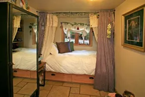 Storybook Stone Cottage 2 Bedrooms 1 Bathroom Cabin - Image 3