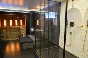 chambre avec jacuzzi sauna privatif - Image 4