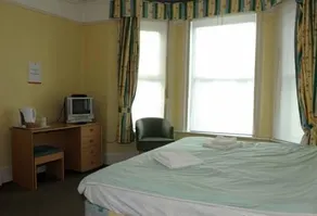 Queens Lodge Guest House - Image 3