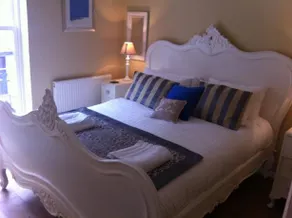 Burlington Beach Apartments - Image 5