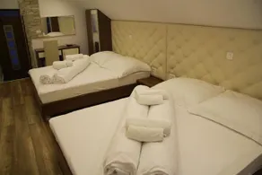 Golden Lakes Rooms - Image 5
