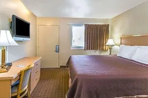 Travelodge by Wyndham Riviera Beach/West - Image 4