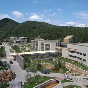 Wansong Temple Holiday Hotel - Image 1