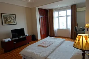 Maxims Hotel - Image 5