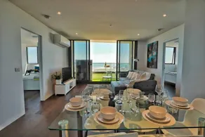 Luxury skyhigh apartment views of beach and city - Image 1