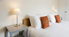 Bird Sisters Cottage with Free Parking - Image 5