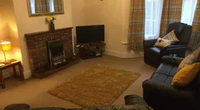 Spacious & Cozy Mid Wales Town Centre Apartment, With Bike Storage - Image 3