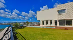 Important Group Villa Queen - Image 1