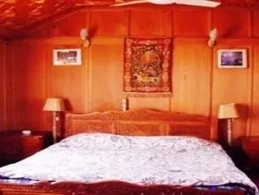 HouseBoat Flora Group - Image 4