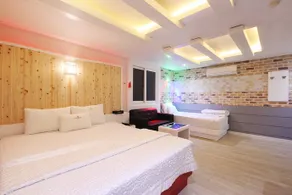 V Motel - Image 2
