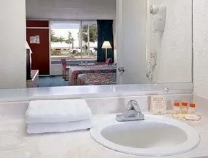 Budgetel Inn - Image 5