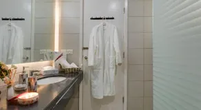 Hostie Evanya - luxury 2BR apt near Golf Course Road - Image 4