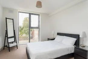 Modern Bedford Blues Apartment - Image 1