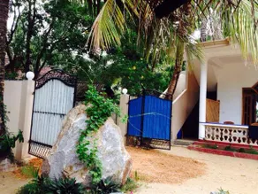 Sea Rock Beach Hotel - Image 2