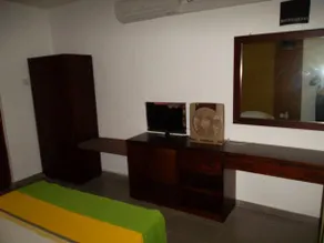 Gaily Green Hotel - Image 2