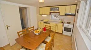 Spacious Central Apartment - Image 2