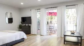 Spacious Guest Studio with Private Entry - Image 2