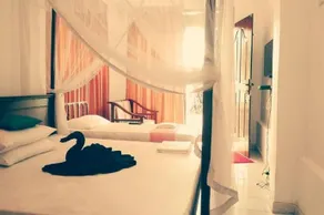 Derick's Inn - Image 2