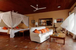 Flamboyant Beach Hotel - Image 4