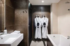 GLO Hotel Art - Image 2
