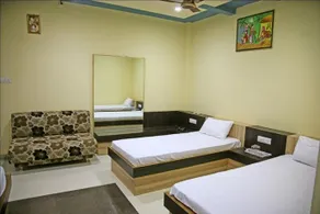 OYO 2061 Hotel New Holiday Inn - Image 4