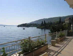 Lake House - Image 4