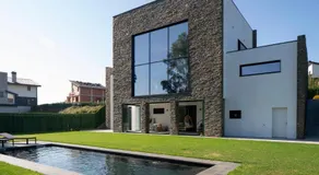 Casa moderna con piscina y vistas al bosque. - Image 4
