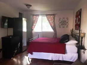 Los Angeles-Valley Suburb Retreat - Image 4