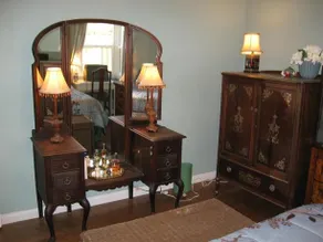 Goldfinger's Get Away Bed & Breakfast - Image 4