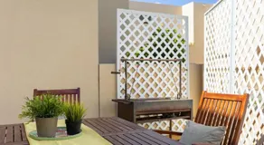 Villa adaptée aux familles avec terrasse, jardin et piscine | Vue mer | Proche de la plage | Parfaite pour le travail à distance - Image 5