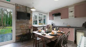 Cosy Woodland Home - Image 3