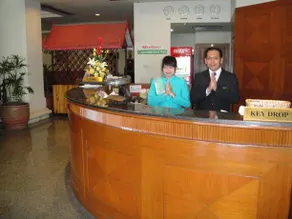 Hotel Manhattan Pathumthani - Image 3