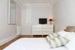 Private Apartment - Eiffel Tower View - Champ de Mars - Image 2