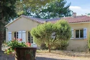 Traditional house with pool - Image 2