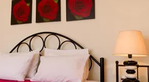 Villa Renata -Pool, Large Garden & Free Parking, 2 Minutes Walk from The Beach - Image 2