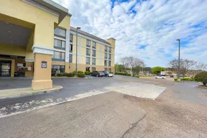 La Quinta Inn & Suites By Wyndham Jackson North - Image 4