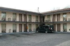 Deluxe Inn - Image 1