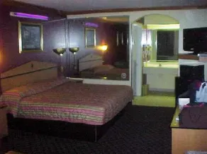 Moonlight Inn And Suites - Image 2