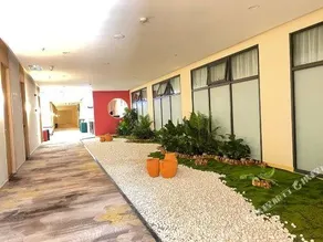 Huixin Holiday Hotel - Image 2