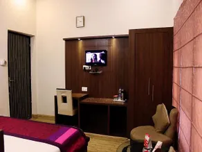 OYO Rooms Nangli Circle - Image 2