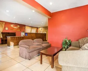 Econo Lodge - Image 4