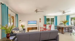New 3-bed on Hip Strip, Beach access, Sleeps 8 - Image 4