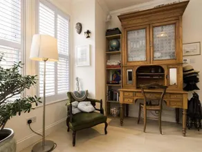 Veeve 3 Bed House On Sunderland Road South Ealing - Image 2