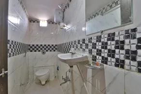 Hotel Liva by OYO Rooms - Image 2