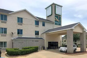 Quality Inn & Suites Roanoke - Fort Worth North - Image 4