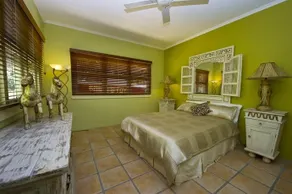 ISLAND HOUSE - Image 4