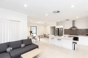 Chic 3 Bedroom Home Close to Airport and CBD - Image 1